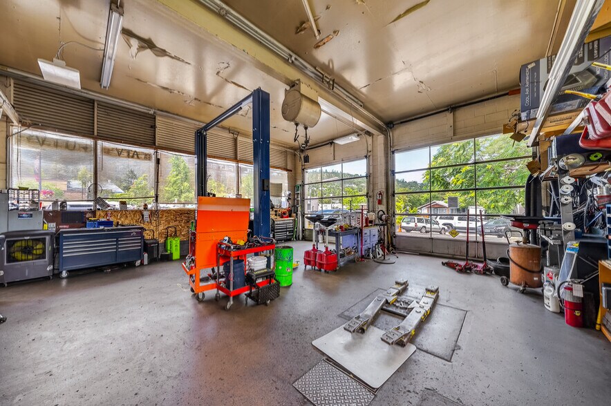 More Photos Of 75 Lithia Way, Ashland Service Station For Sale