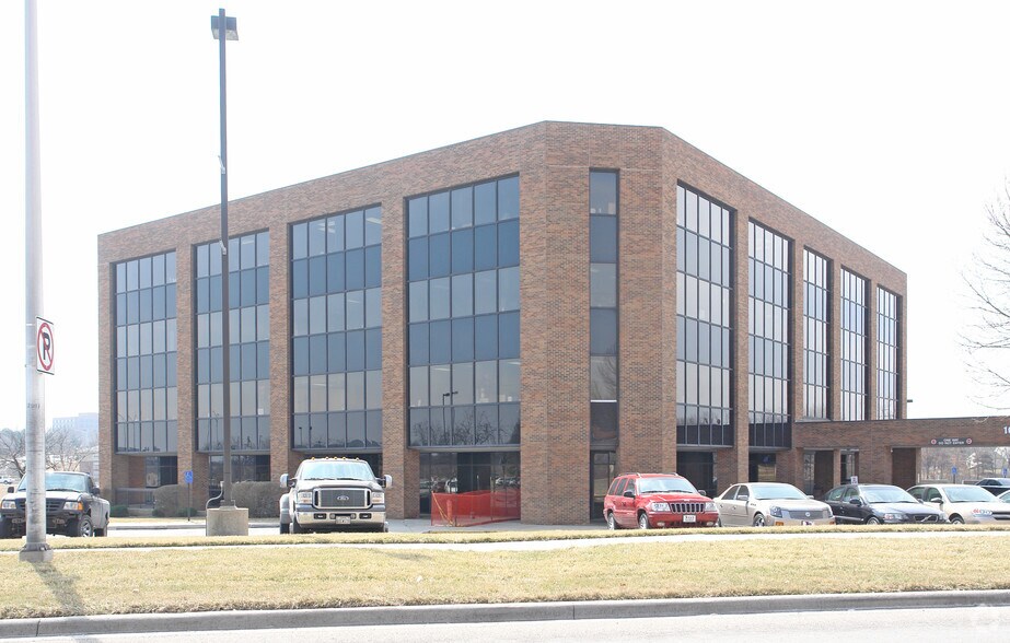 More Photos Of 10600 Quivira Rd, Overland Park Medical For Lease