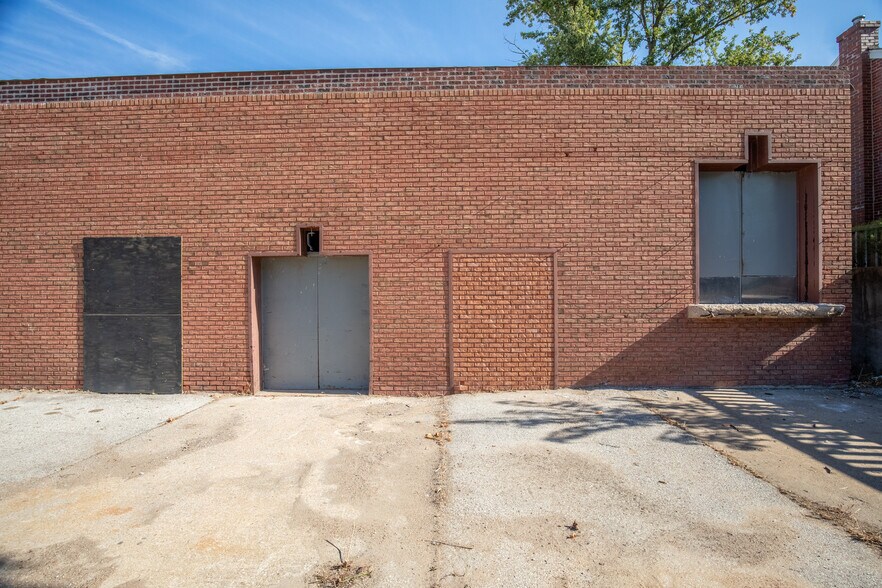 More Photos Of 10041 Lackland Rd, Overland Freestanding For Sale