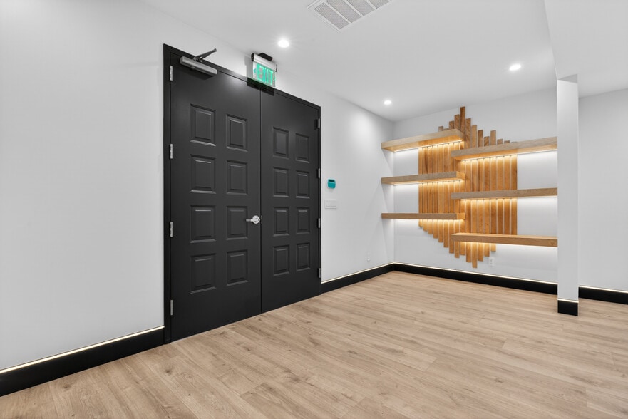 More Photos Of 703 S Main St, Burbank Showroom For Sale