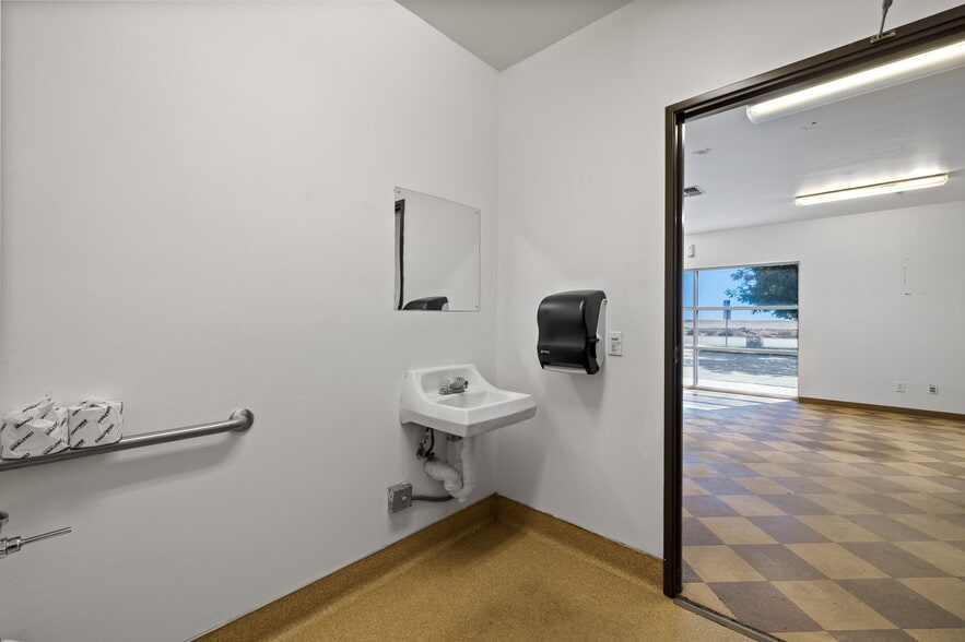 More Photos Of 2550 E Belle Ter, Bakersfield Manufacturing For Lease