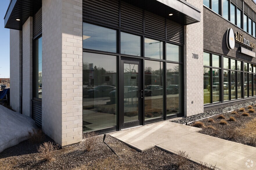 More Photos Of 7001 Boul Pie-IX, Montréal Storefront Retail Office For Lease