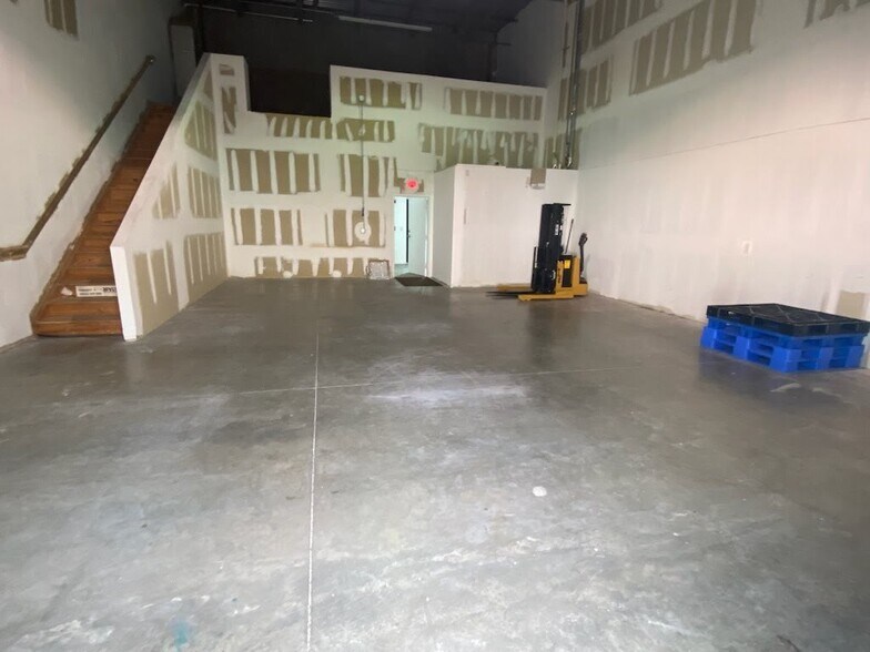 More Photos Of 585 NW Mercantile Pl, Port Saint Lucie Light Manufacturing For Sale