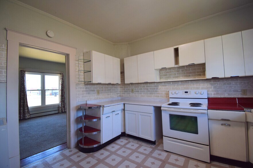 More Photos Of 102 N Park St, Sesser Restaurant For Sale