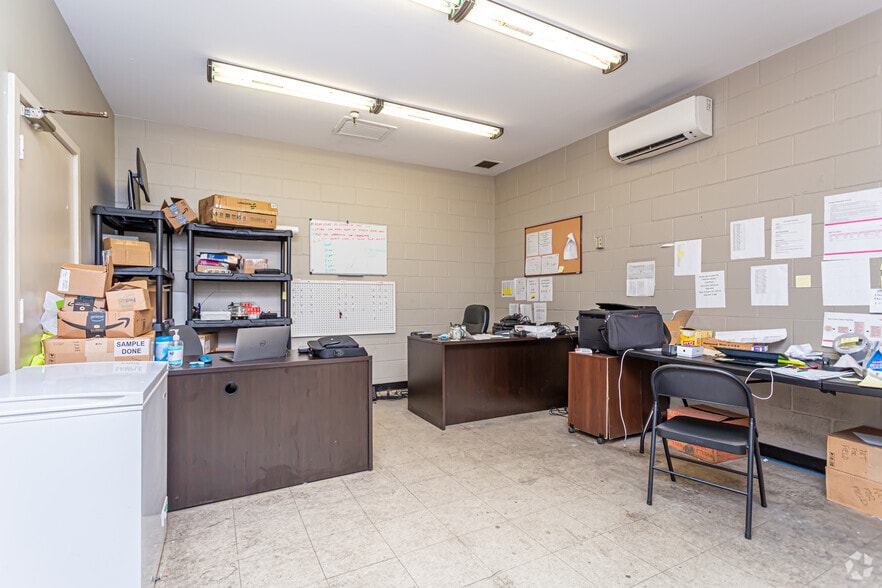 More Photos Of 2301 Julia St, New Orleans Warehouse For Lease