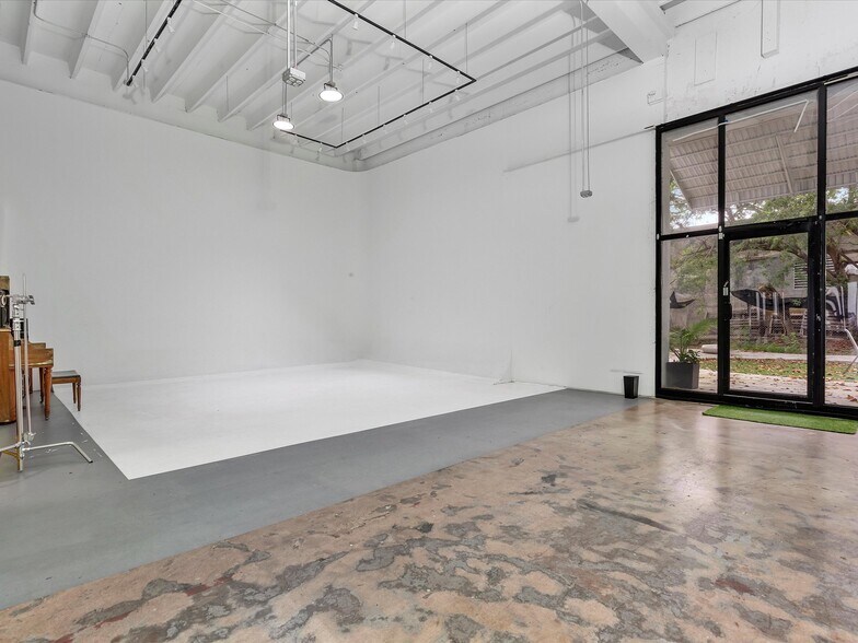 More Photos Of 251-253 NE 69th St, Miami Warehouse For Lease