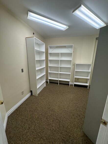 More Photos Of 725 Gibralter St, Norfolk Flex For Sale