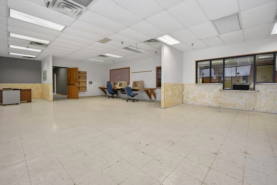 More Photos Of 1400 N Kennedy Ave, Shawnee Office For Sale