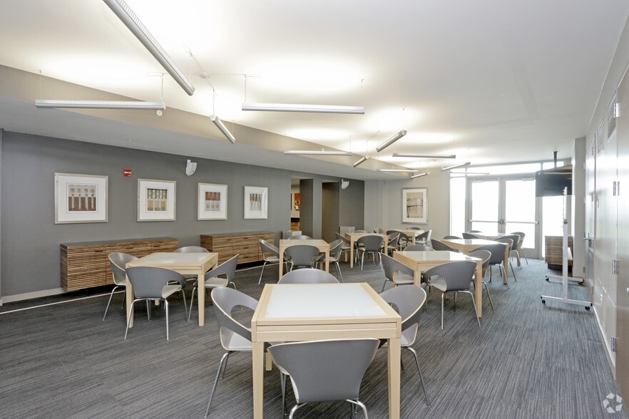 More Photos Of 555 W Kinzie St, Chicago Multifamily For Sale
