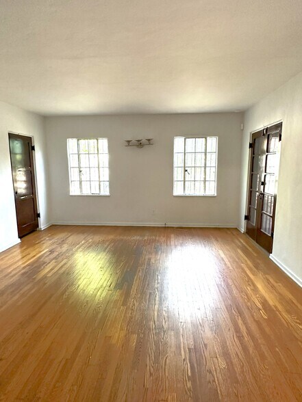 More Photos Of 10623 Riverside Dr, North Hollywood Office For Lease