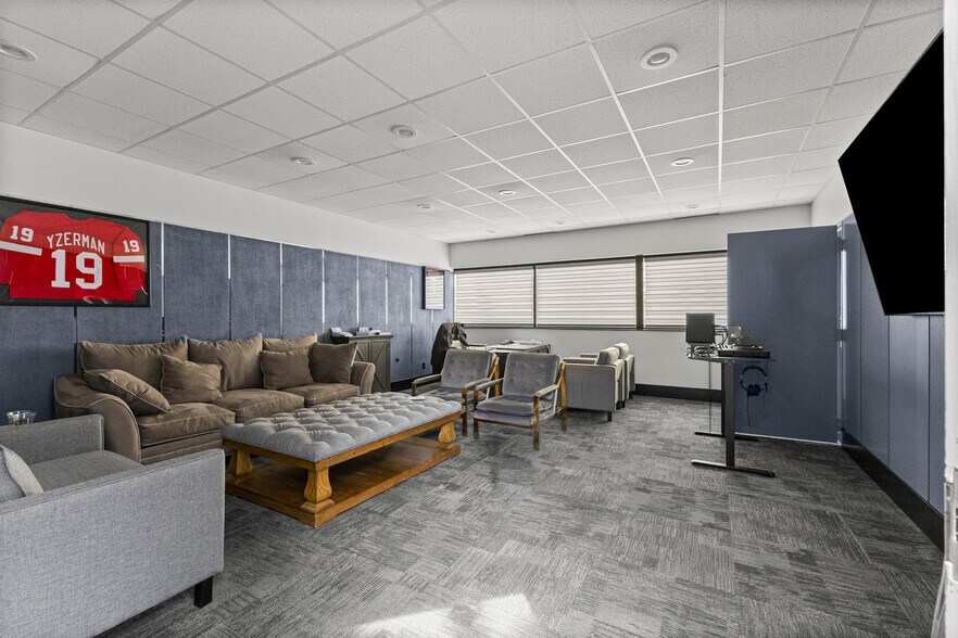 More Photos Of 15360 S Commerce Dr, Dearborn Office For Sale