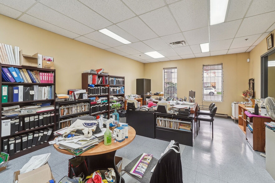 More Photos Of 1300 Rue De Louvain O, Montréal Light Manufacturing For Lease