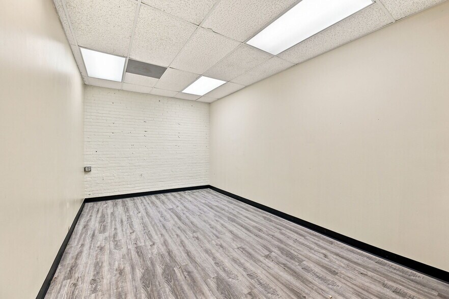 More Photos Of 692 Theodore St, Joliet Storefront For Lease
