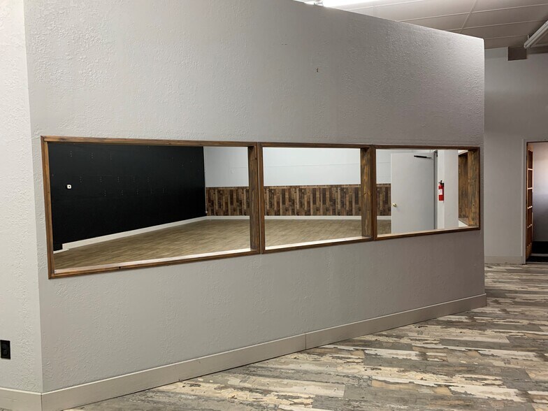 More Photos Of 1003-1047 W 7th St, Auburn Unknown For Lease