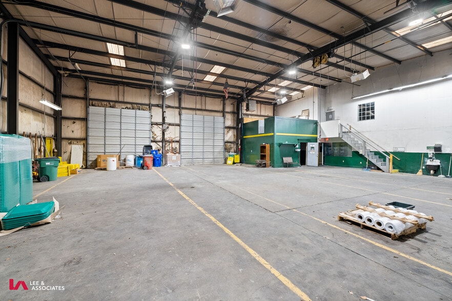 More Photos Of 774 McFarland Pky, Alpharetta Warehouse For Lease