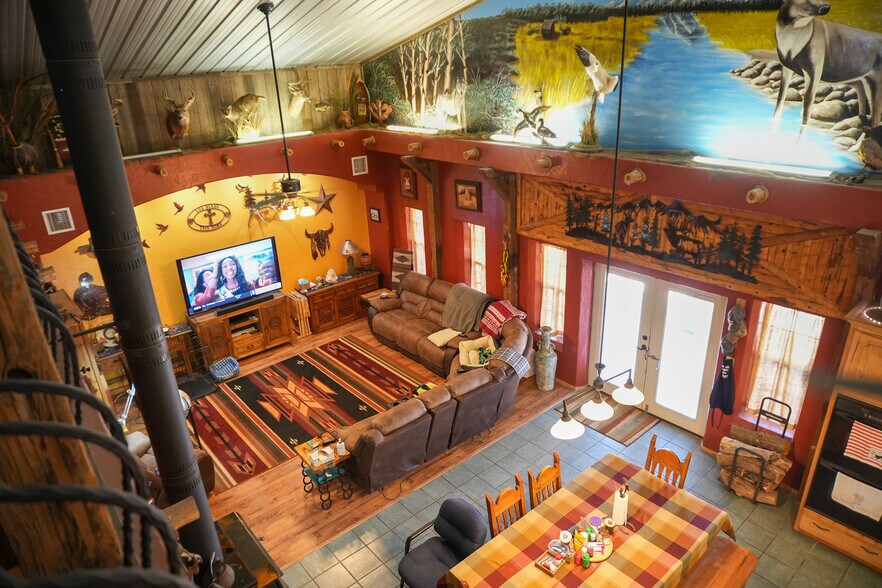 More Photos Of 1122 Douglas Ave, Beaver Hotel For Sale