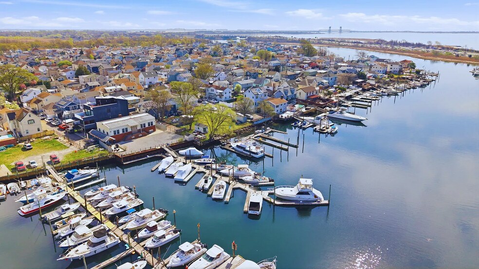More Photos Of 1 Merit Ct, Brooklyn Marina For Sale