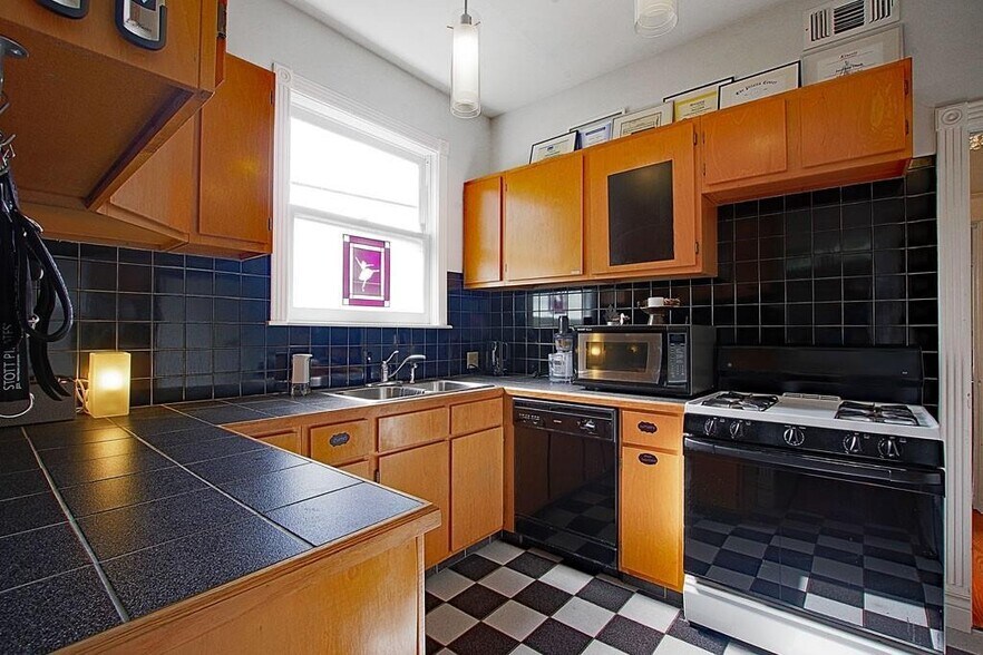 More Photos Of 108 W 10th 1/2 St, Houston Storefront Retail Office For Lease