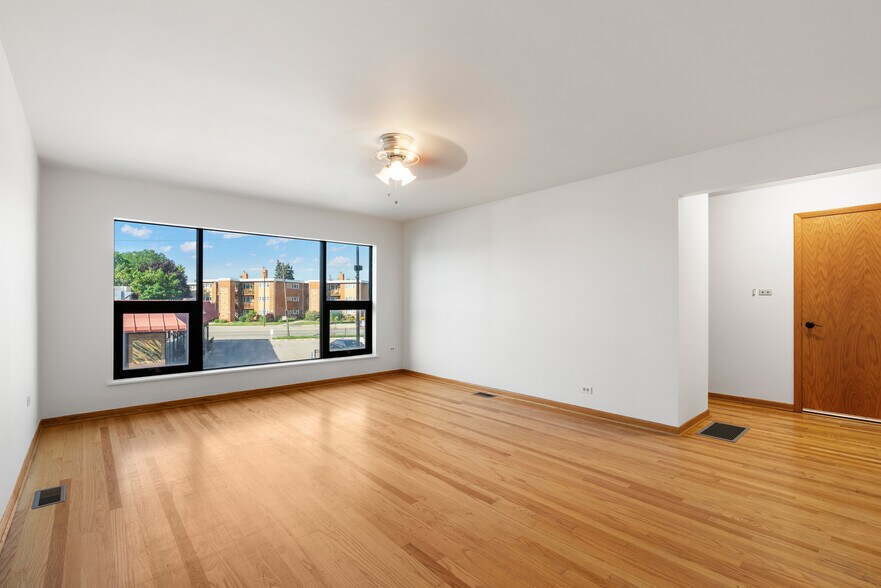 More Photos Of 6135 N Elston Ave, Chicago Office Residential For Sale