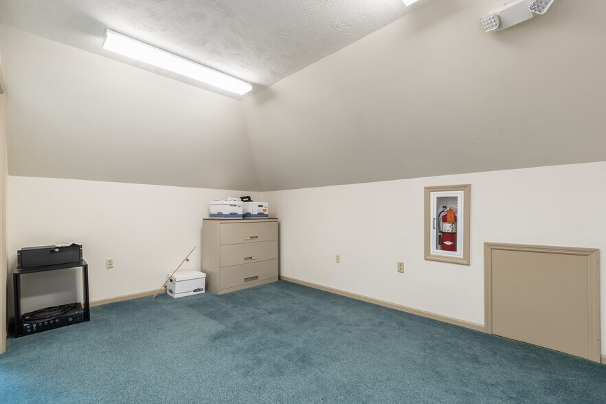 More Photos Of 240 S 4th St, Coshocton Office For Lease