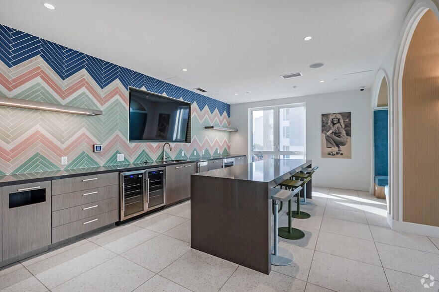 More Photos Of 1340 S Hill St, Los Angeles Apartments For Lease