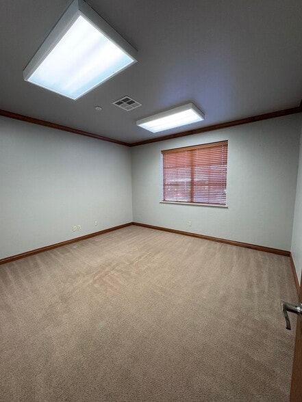 More Photos Of 1448 N Mustang Rd, Mustang Office For Lease
