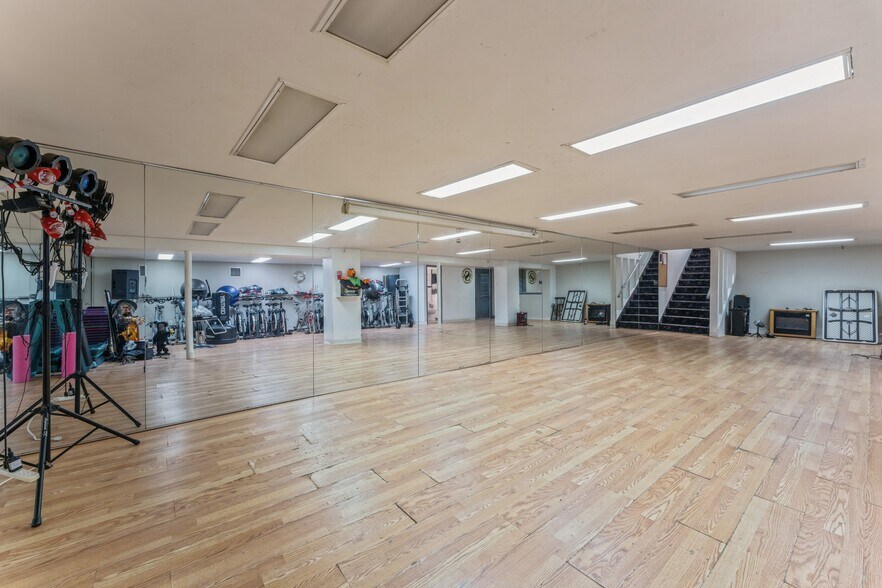 More Photos Of 917 Hempstead Tpke, Franklin Square Storefront For Sale