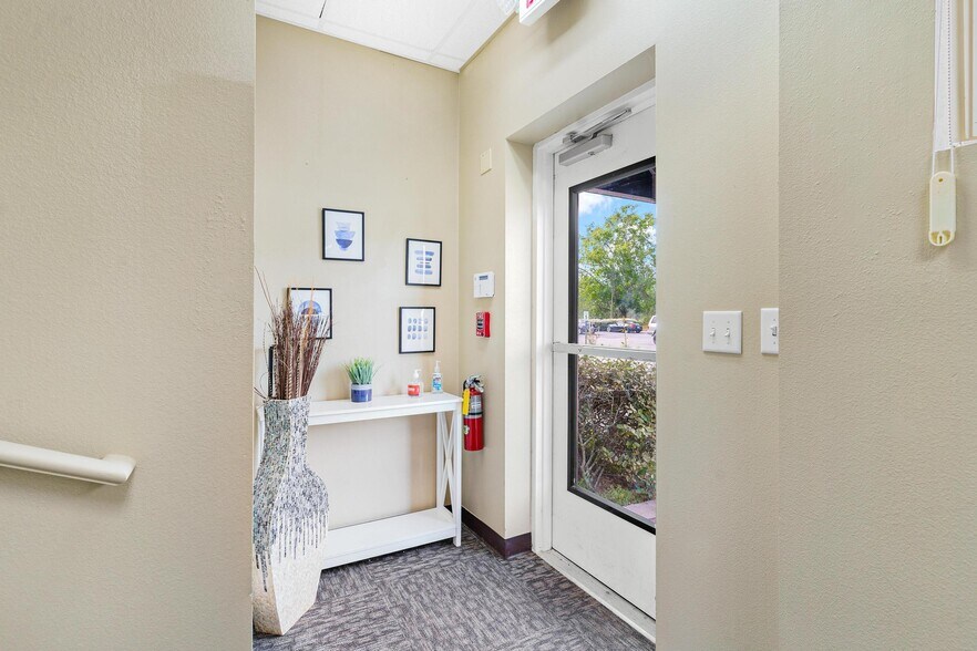 More Photos Of 1904 Thomas Ave, Leesburg Office For Lease