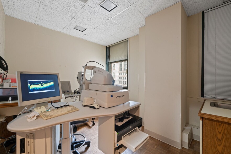 More Photos Of 111 N Wabash Ave, Chicago Office For Sale