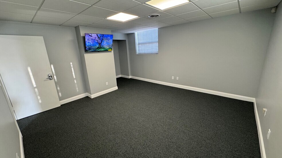 More Photos Of 236 Blackford Ave, Middlesex Warehouse For Lease