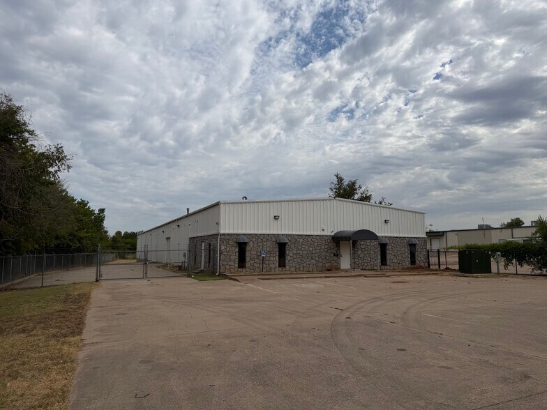 Primary Photo Of 1901 SE 29th St, Oklahoma City Manufacturing For Sale