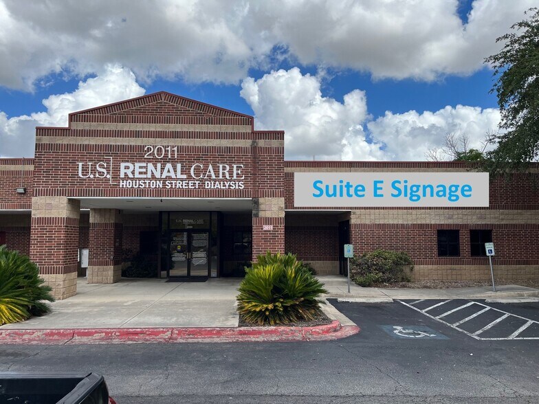 Primary Photo Of 2011 E Houston St, San Antonio Medical For Lease
