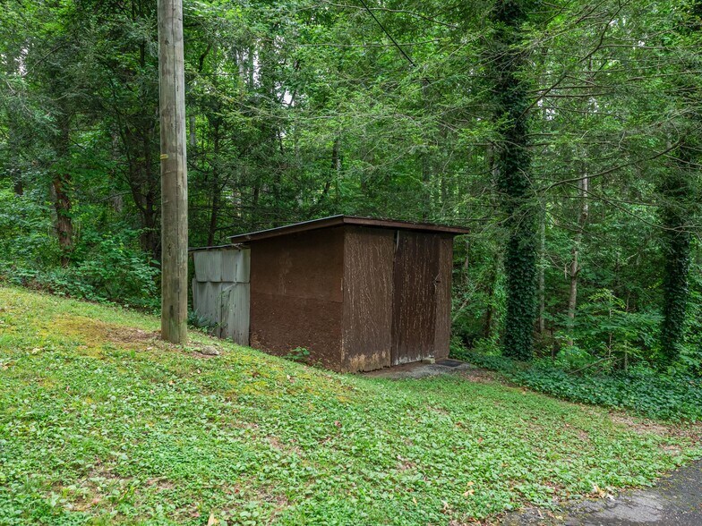 More Photos Of 40 Hemlock Hill Dr, Arden Manufactured Housing Mobile Home Park For Sale