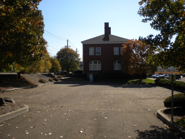 More Photos Of 1915 Dr. Thomas Blvd, Arnold Office For Sale