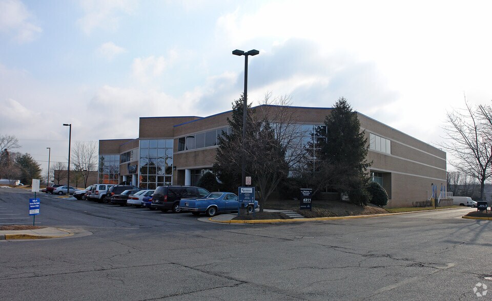 More Photos Of 4311 Walney Rd, Chantilly Warehouse For Lease