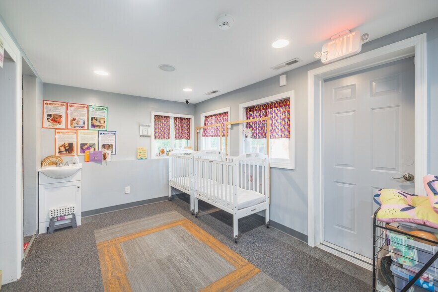 More Photos Of 24 Sycamore Ave, Charleston General Retail For Sale