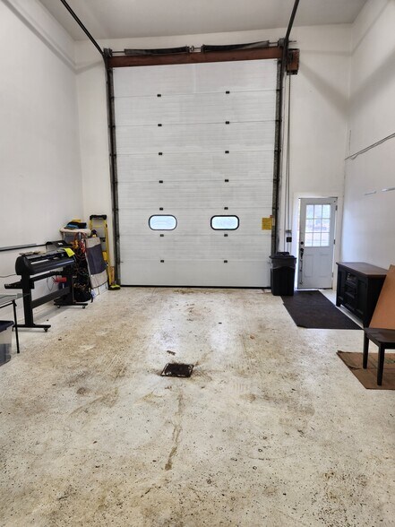 More Photos Of 329 Dover Rd, Chichester Service For Lease