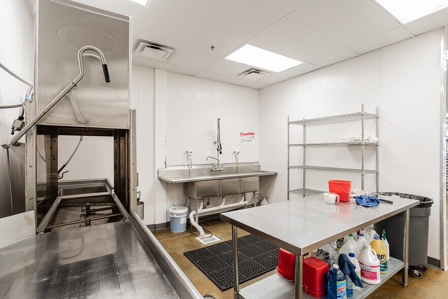 More Photos Of 670 S Green Valley Pky, Henderson Storefront Retail Office For Sale