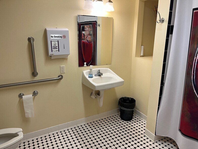 More Photos Of 8011 Keene Rd, West Richland General Retail For Lease