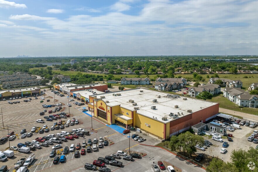 More Photos Of 11303-11495 Veterans Memorial Dr, Houston Unknown For Lease