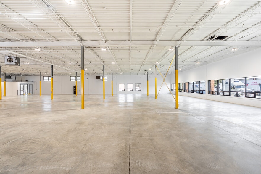 More Photos Of 605-607 Rue Deslauriers, Saint-Laurent Warehouse For Sale
