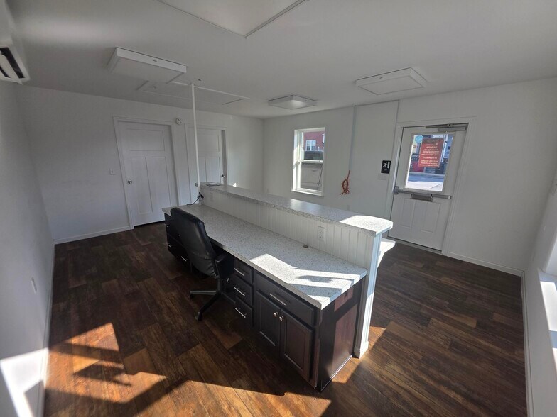 More Photos Of 320 N 2nd St, Columbia Self Storage For Lease