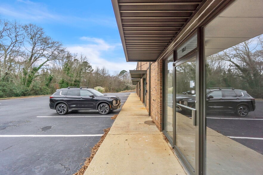 More Photos Of 110 E Butler Rd, Mauldin Storefront For Sale