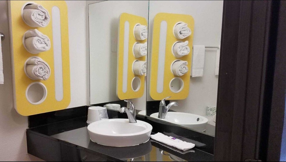 More Photos Of 6284 Highway 281, Three Rivers Hotel For Sale