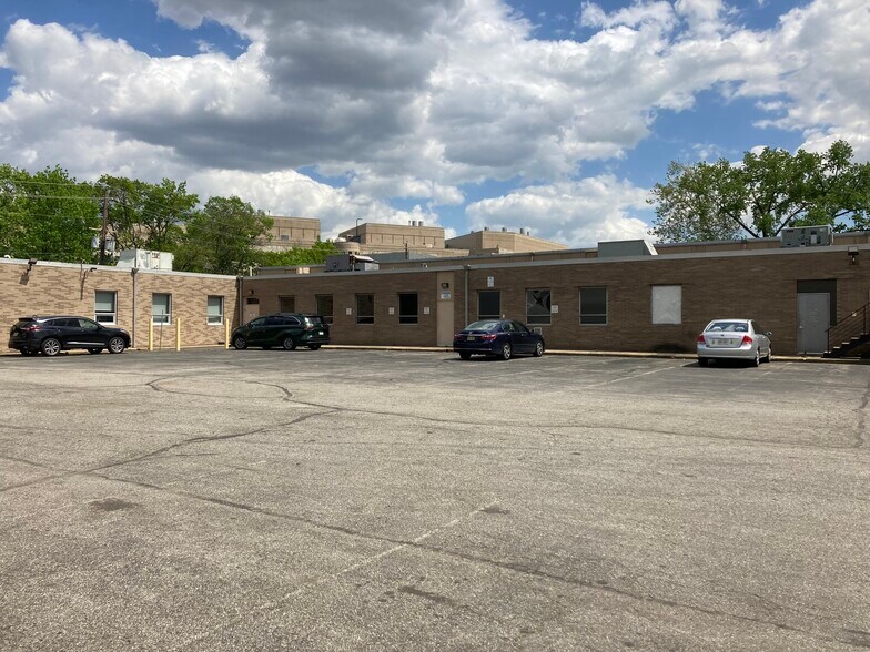 More Photos Of 221 S 31st St, Kenilworth Warehouse For Lease
