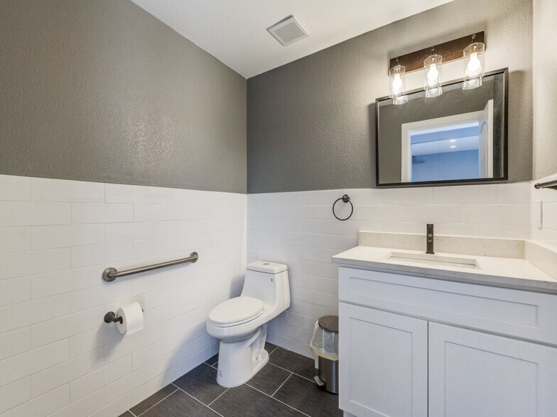 More Photos Of 1416 W Hildebrand Ave, San Antonio Freestanding For Sale