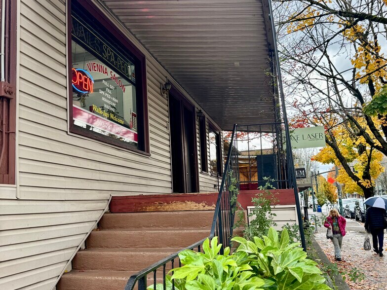 More Photos Of 1405 NE Broadway St, Portland Storefront Retail Office For Lease