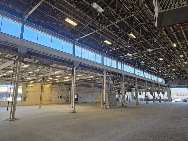 More Photos Of 3202 Manor Way, Dallas Warehouse For Lease