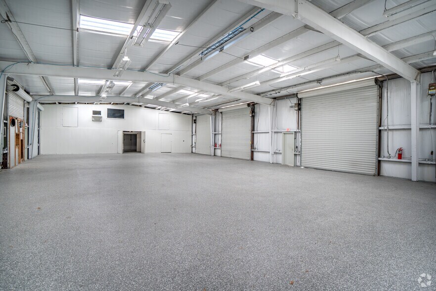 More Photos Of 4455 Ulmerton Rd, Clearwater Warehouse For Lease