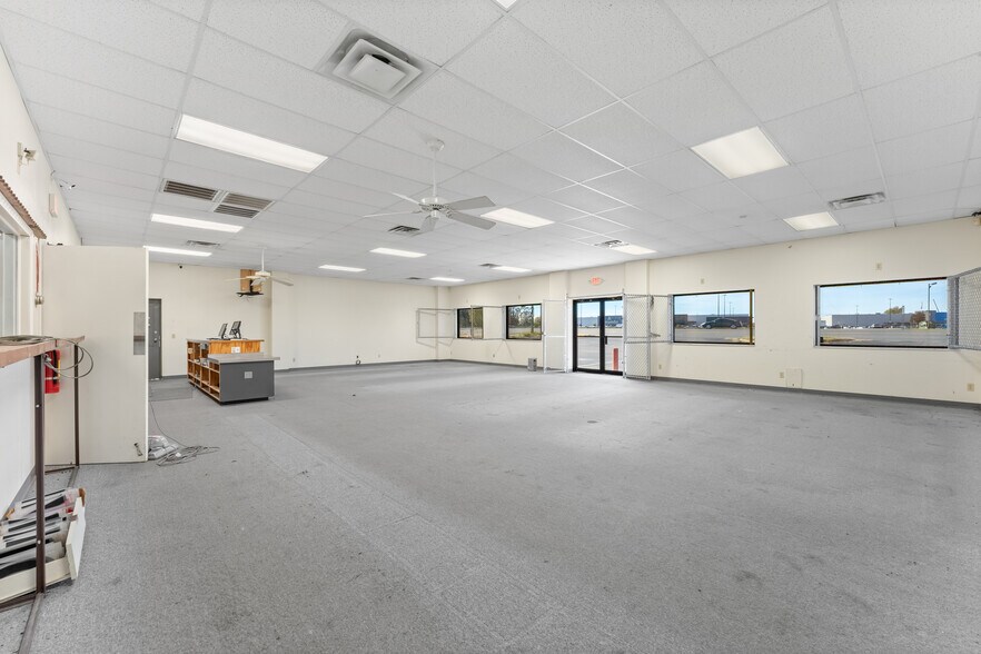 More Photos Of 2103 S Thompson St, Springdale Freestanding For Sale